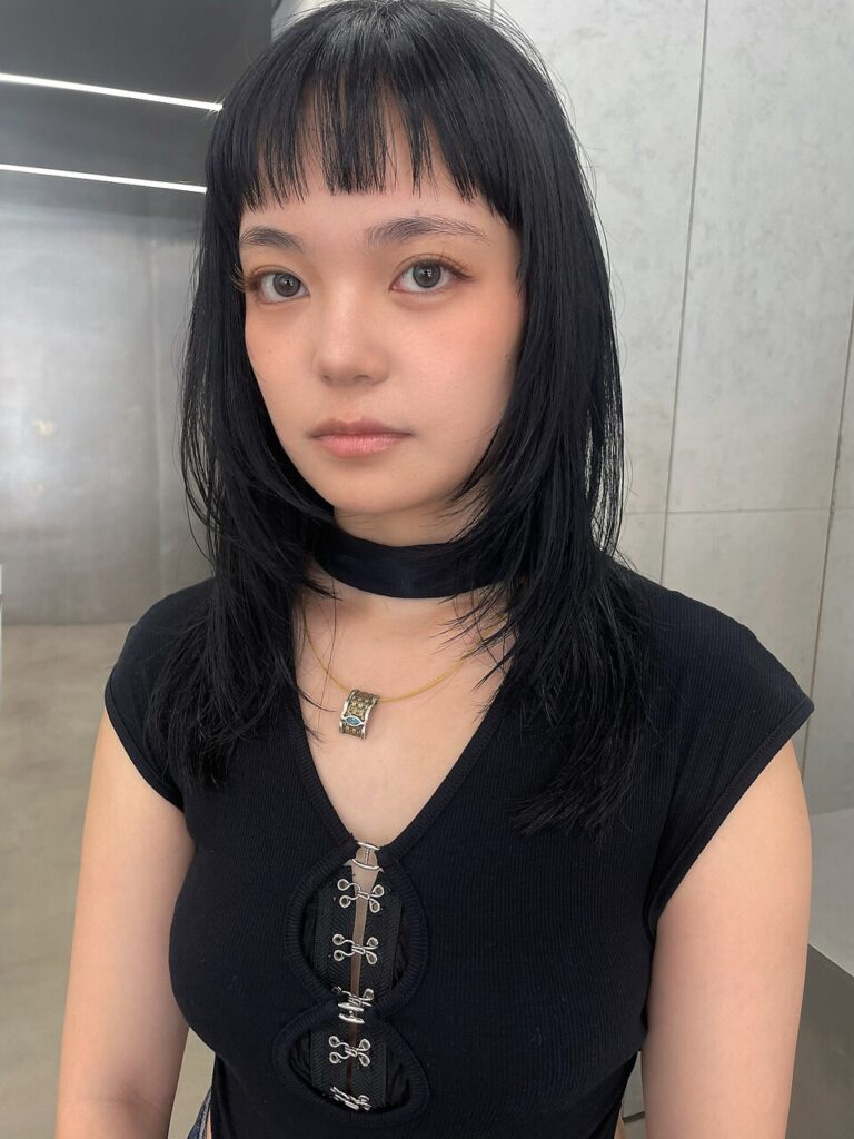 黒髪×ワイドバング×レイヤーカット｜カットだけで垢抜けるモードスタイル｜大阪・難波 Authen.